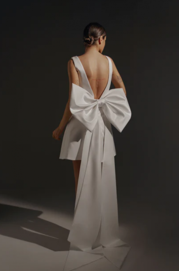 Gaun dengan tali pita besar di bagian belakang